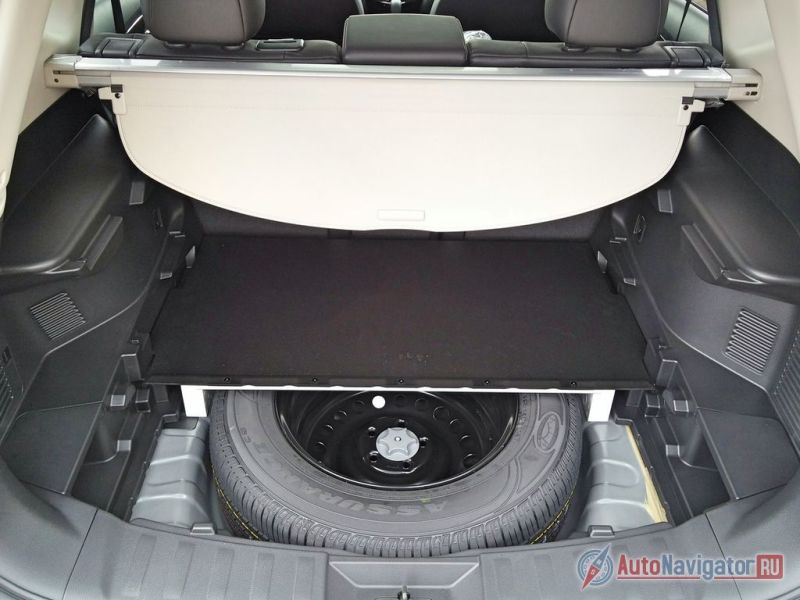 Отсек поделен на две горизонтальные зоны хранения вещей