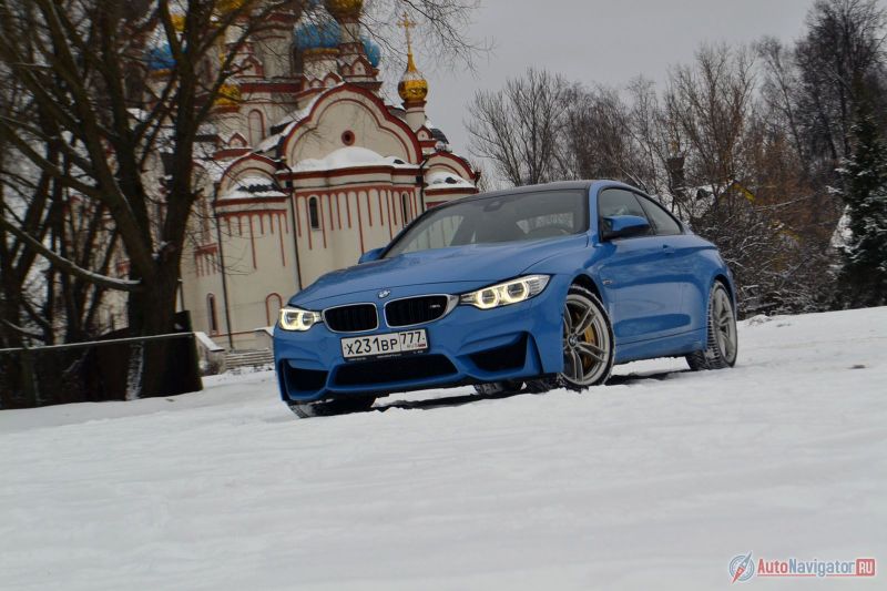 BMW M4. Золотистые стринги под деловым костюмом