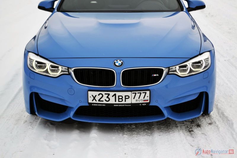 Взгляните на капот. Горбатость – не необходимость, скорее дань традиционному дизайну. А вот «складки» по краям смотрятся, как майка на качке – вот-вот порвется