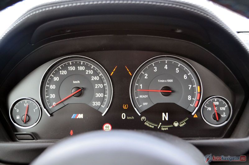 По стилю приборная панель традиционная, но отличия все же есть. И да, спидометр размечен аж до 330 км/ч, хотя электронный ошейник не даст разогнаться быстрее 250… наверное