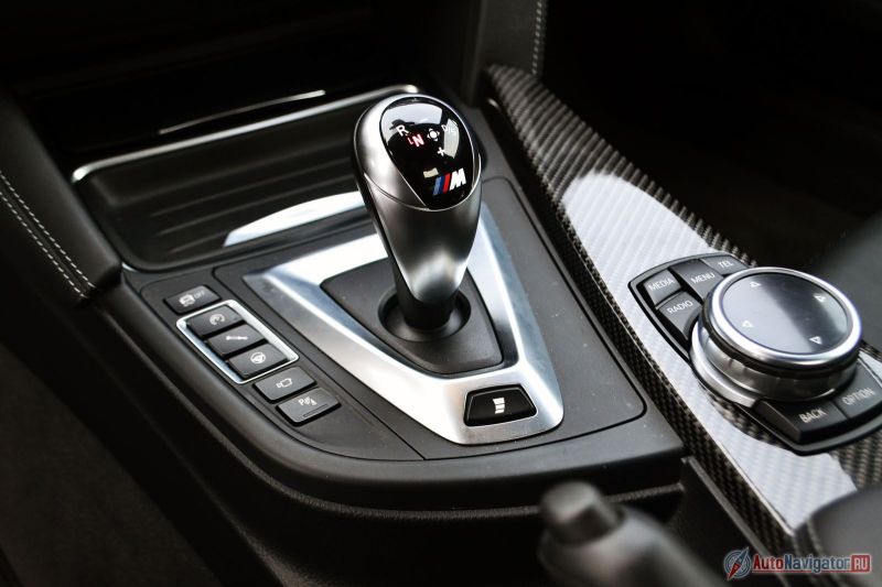 Коробка передач роботизированная, полуавтоматическая. Это значит, что, когда отпускаешь тормоз, машина не начинает медленно катиться, нужно обязательно нажать на педаль газа. Под джойстиком есть кнопка с тремя полосками. Нажимая на нее, можно делать машину более громкой и отзывчивой или наоборот - спокойной и тихой