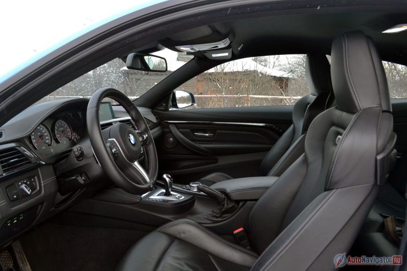 Спортивные кресла превосходны. И, слава богу, нам оставили механический ручник