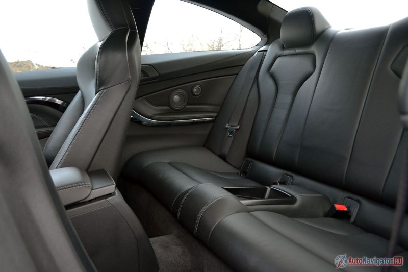 Сзади не так тесно, как кажется. Поместятся там только двое, но с достаточным комфортом. Особенно, если речь не идет о баскетболистах