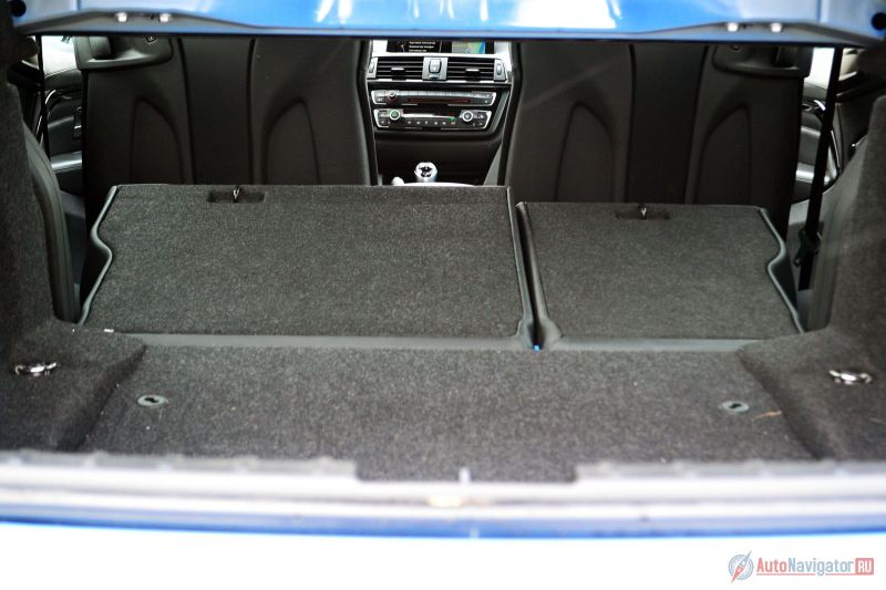 Что необычно для автомобилей такого класса – сиденья складываются. Более того, образуется ровный пол