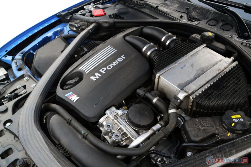 Эта закругленная карбоновая штука под капотом – распорка, чтоб машина не «гуляла» и была острее