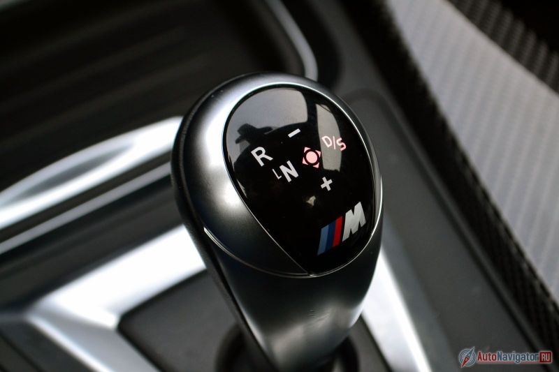 Обратите внимание – привычного режима «Р» (паркинг) нет. Машина сама переходит в него, когда глушишь мотор