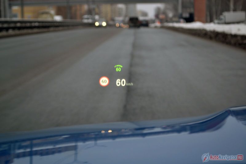 На стекло проецируется все необходимое. Что считать необходимым, настраивается в недрах меня iDrive