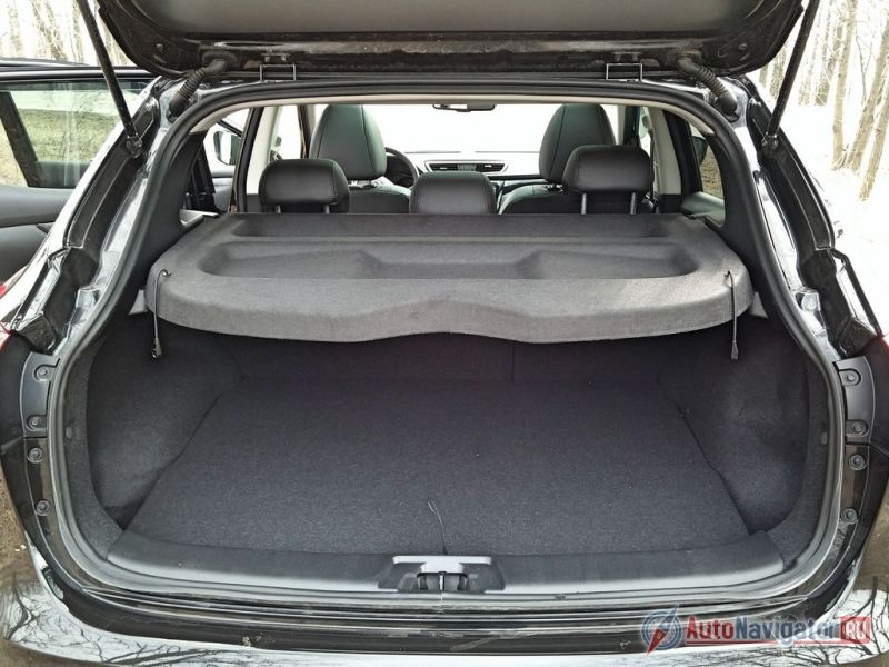 Багажник 5-местного «Кашкая» располагает максимальным объемом 430 л (при поднятых задних креслах) и съемной пластиковой полкой, в которой отформованы полости для мелких вещей