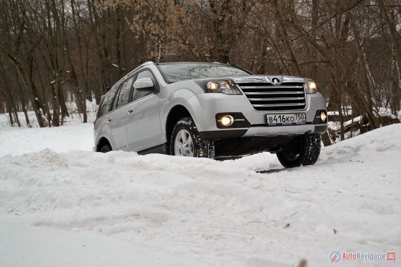 Клиренс равен 240 мм, а до переднего бампера и вовсе все 310 мм. Так что бордюров и колеи можно не бояться точно. У большинства внедорожников и кроссоверов дорожный просвет редко бывает больше 210 мм