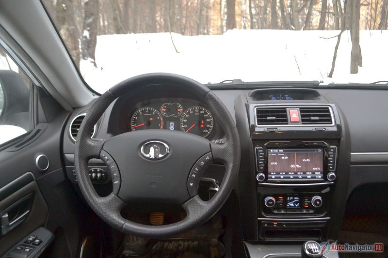 В салоне все по-современному: мультимедийная система, однозонный климат-контроль, мультируль и небольшой экранчик сверху с показаниями альтиметра, барометра и компасом (бесполезная вещь в России, но прикольно)