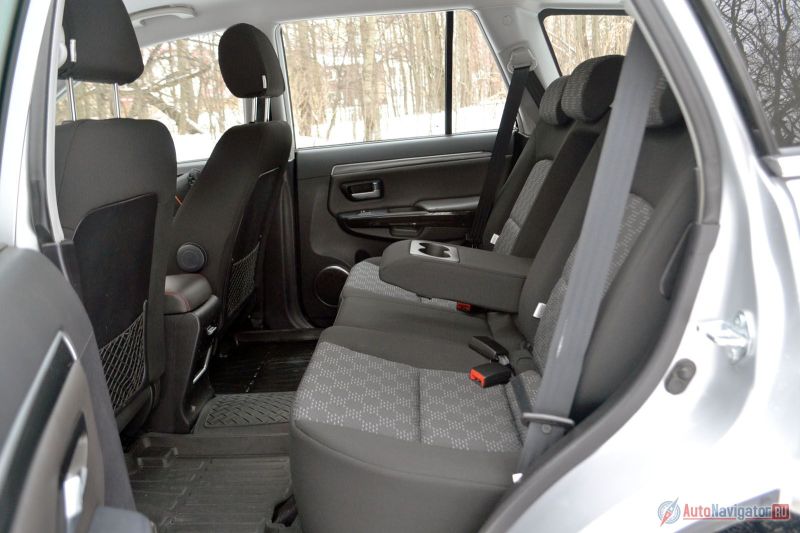 Сзади очень просторно, вполне можно поехать куда-то даже втроем. В случае если на диване сидят только двое, к их услугам удобный подлокотник с подстаканниками