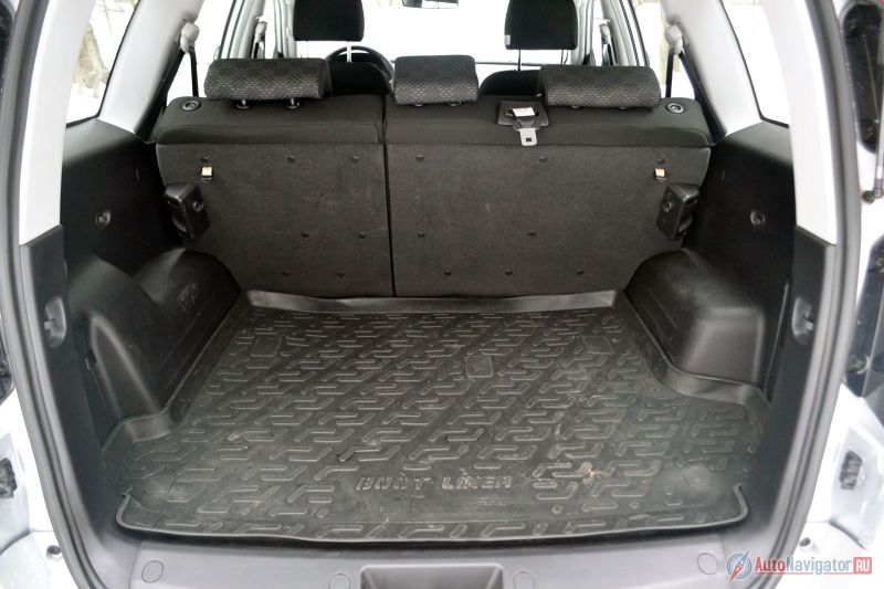 Лючка для длинномеров нет, зато к вашим услугам большой багажник. Запаска находится под днищем