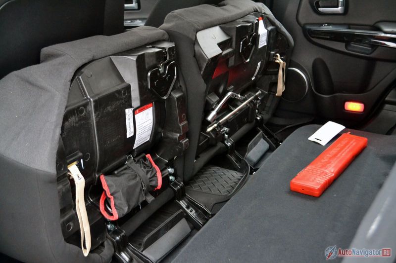 Так как никакой ниши под полом нет, инструменты удачно расположились под сиденьями заднего ряда. Удачное решение. Вдруг что, не нужно вынимать все вещи из багажника, чтобы добраться до домкрата, ключа или знака аварийной остановки