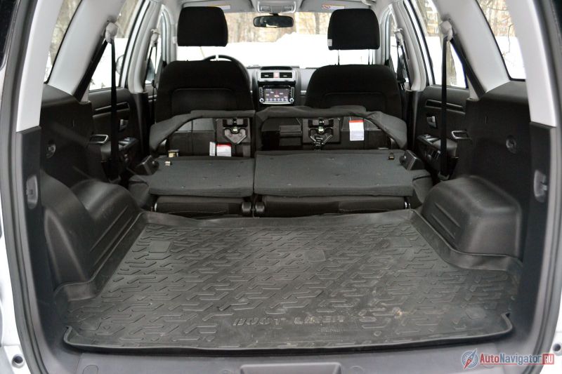 Как видим, сиденья складываются в два приема: сначала откидываются сидушки, а потом уже на их место ложатся спинки. В таком виде объем багажника увеличивается до двух кубометров