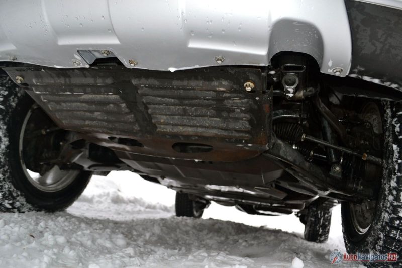 Довольно ровное плоское днище – плюс для «легковушек», но на серьезном бездорожье такая гладкость может сыграть злую шутку. Автомобиль может просто «сесть» на брюхо. Причем не какой-то одной частью (картерами мостов, например, как UAZ Patriot), а сразу всем днищем. Откапать его будет в таком случае ой как непросто