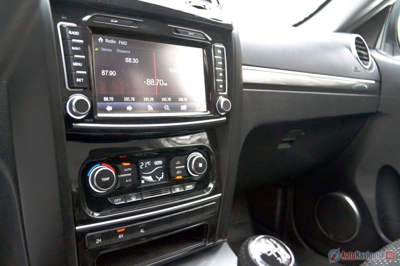 Центральная консоль выглядит очень современно и ничем не уступает корейским и японским аналогам. Навигации в списке ее опций нет, хотя кнопка с надписью «NAVI» есть. Сенсорный экран довольно чувствителен, но к пиктограммам нужно привыкать, потому что никаких поясняющих надписей (хотя бы на английском) нет