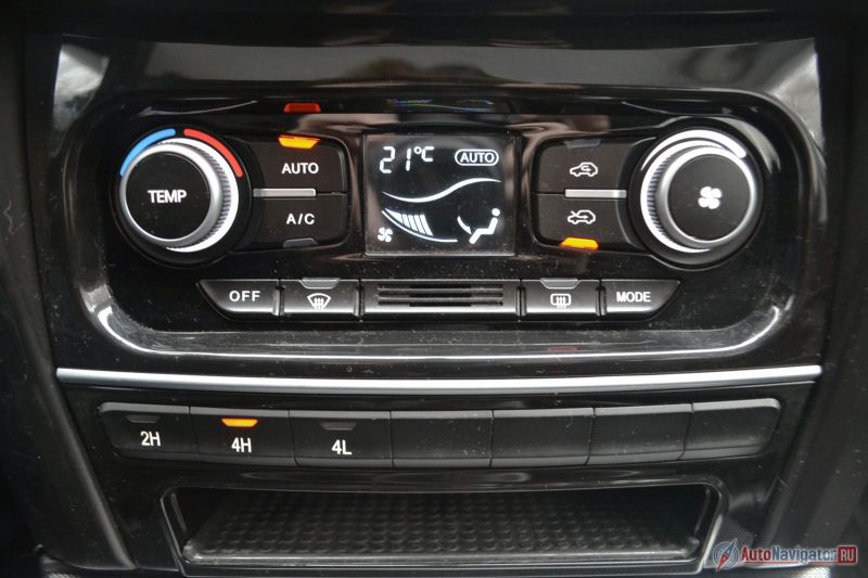 «Климат» однозонный, а передняя ось подключается жестко с помощью электропривода. В самом низу есть прорезиненная щель, которую очень удобно использовать под телефон. Он оттуда немного торчит, чтобы его было удобно брать, и не скользит