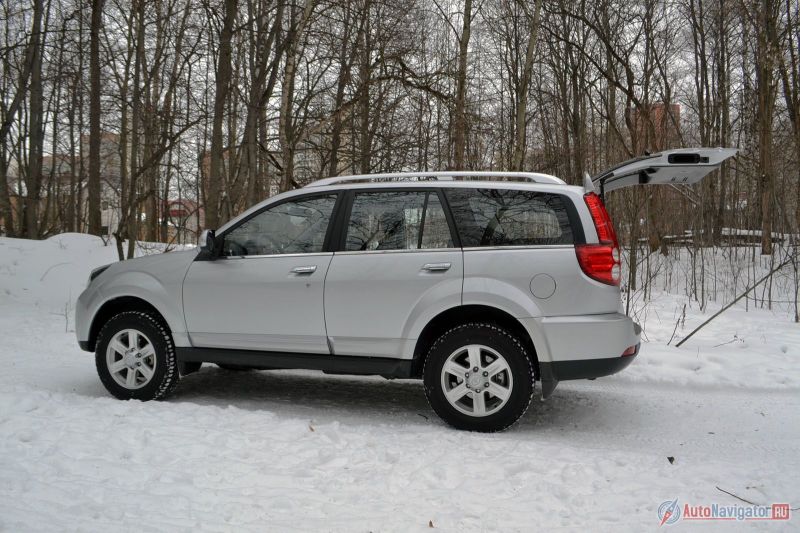 Пятая дверь поднимается не очень высоко. Я при росте 180 см порой задевал ее макушкой, людям повыше нужно не забывать пригибаться, а то будет больно. С другой стороны поднимайся она выше, возникли бы проблемы в гараже