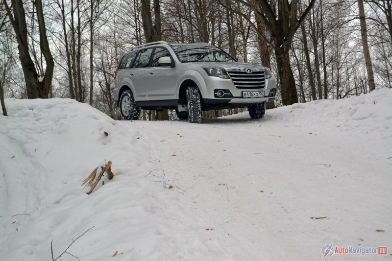 Системы стабилизации нет, так что двухтонный внедорожник с легкостью отправляется в занос и шлифует покрытие зимой даже на третьей передаче
