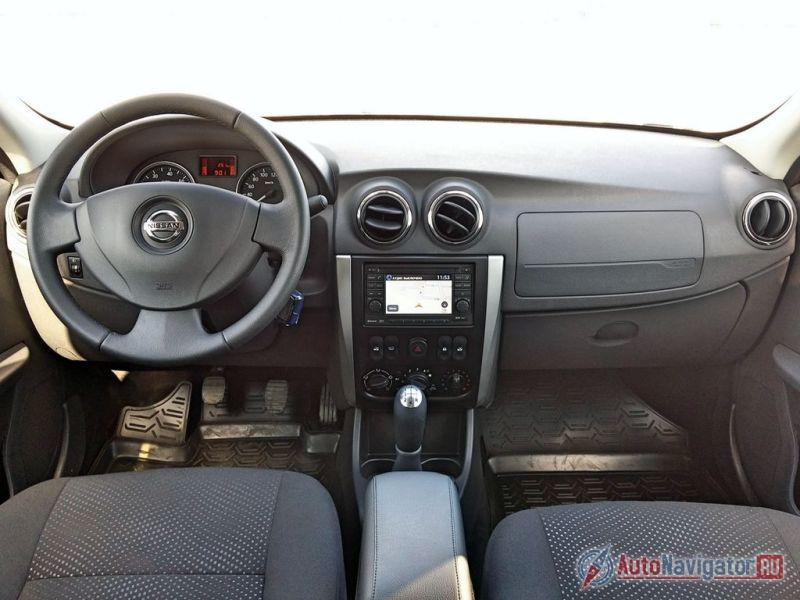 Салон Nissan Almera оформлен очень просто, но радует огромными размерами