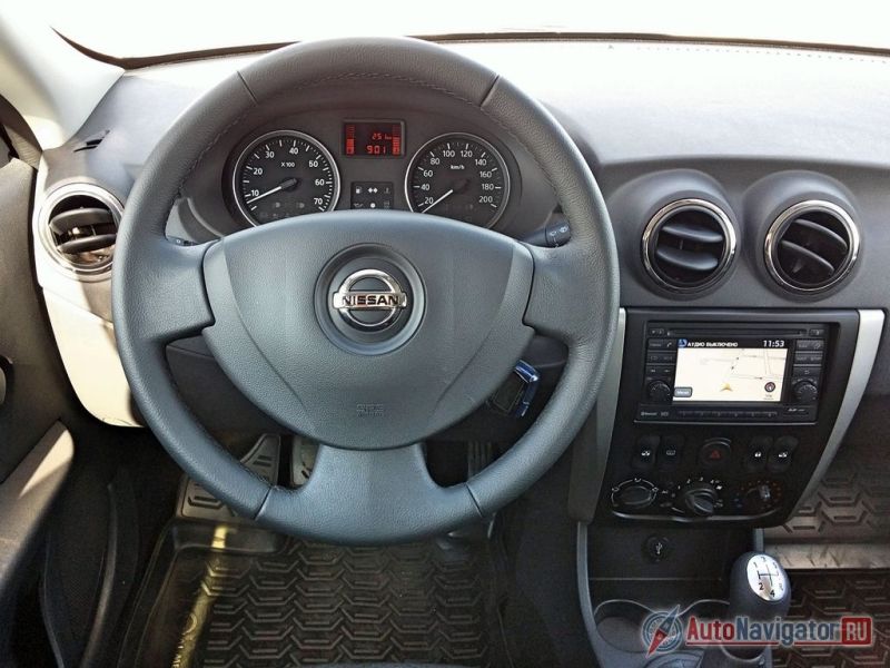 Пластик всюду жесткий, но добротный: кажется, что он не выцветет и не растрескается даже за десять лет эксплуатации