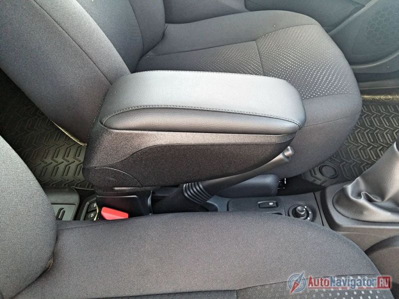 Центральный подлокотник между передними креслами — дополнительная опция от дилера