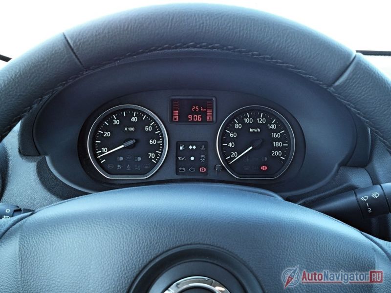 Панель приборов выглядит незамысловато