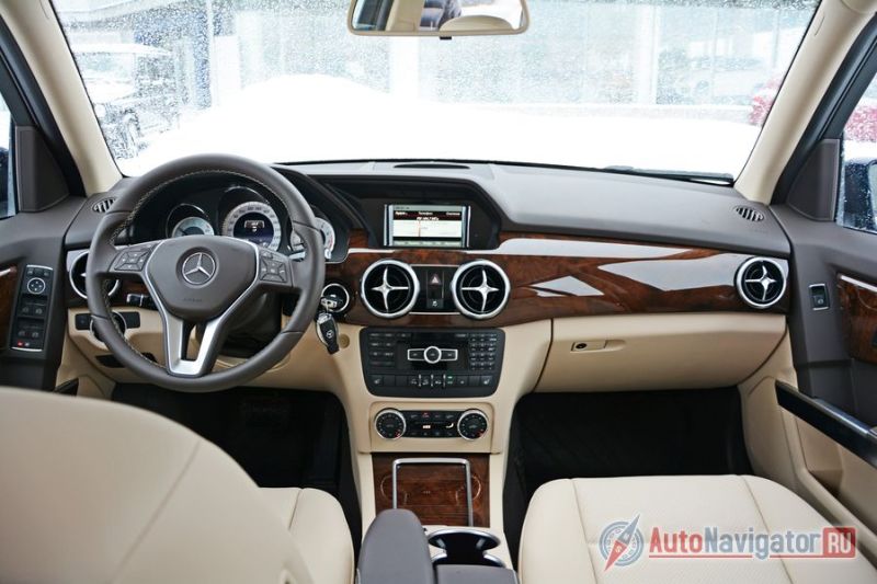 Садишься за руль GLK, закрываешь увесистую, но не слишком тяжелую дверь, и оказываешься в пространстве, отчасти напоминающем салон Gel?ndewagen