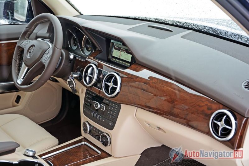 Сильнее всего на подобные ассоциации работают расставленные почти вертикально передние стойки, а значит и приклеенное под таким же углом ветровое стекло