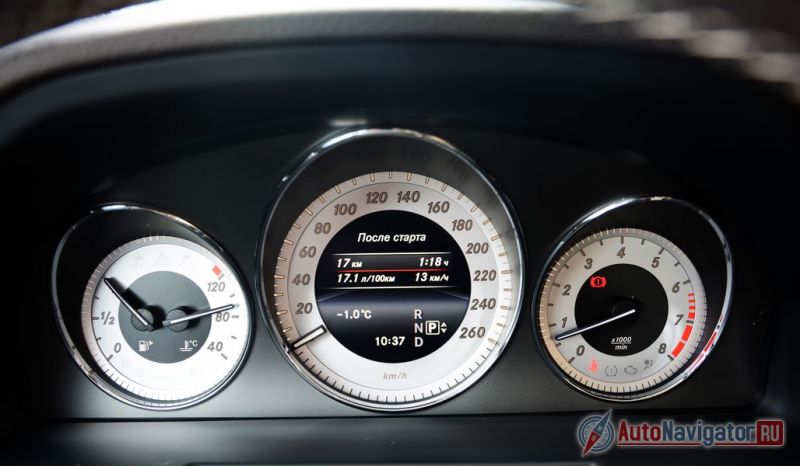 Если щиток приборов в новом C-классе – это два «колодца» и дисплей между ними, а в S-классе – огромная жидкокристаллическая поверхность, то в GLK перед глазами водителя традиционный блок из трех циферблатов с экраном внутри спидометра