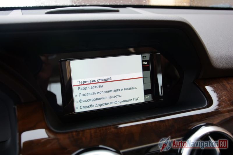 А вот размер, графика, интерфейс и расположение мультимедийной системы на фоне нынешних С и S-классов в GLK воспринимаются архаично