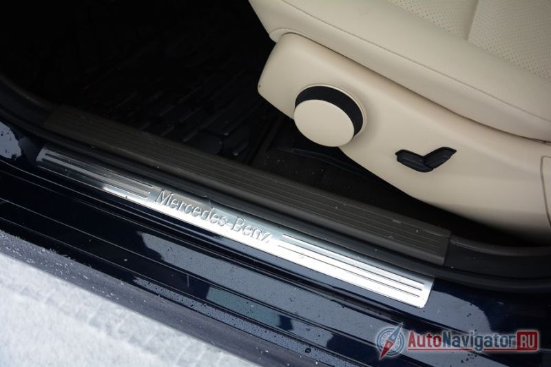 В начальных версиях регулировка кресел полуавтоматическая: в продольном направлении кресло ходит механически, а угол наклона спинки корректируется электроприводом, при этом клавиши расположены на торце подушки. В более дорогих версиях кнопки традиционно расположены на двери