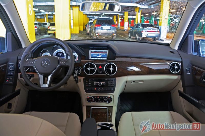 В салоне GLK нет той легкости, что отмечаешь в новом C-классе и нет той подтянутости, что есть во флагманской «Эске» под индексом W222. В GLK все куда основательнее и взрослее