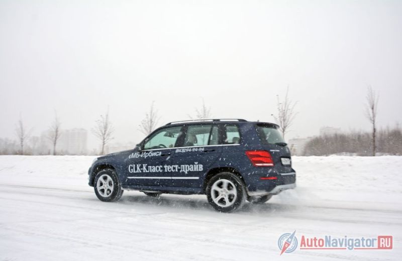 Тестовый вариант – носитель off-road пакета. Приподнятый GLK капельку больше похож на G-класс. Но поведение на дороге у кроссовера – легковое, без пугающих кренов, замедленных реакций и некоторой отстраненности, свойственной «Гелендвагену»