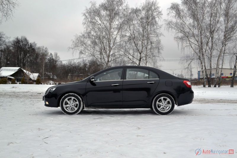 В профиль Emgrand смотрится не очень-то солидно. Возможно, ситуацию могли исправить красивые диски побольше, но, к сожалению, только R15 и только такого дизайна пятнадцатилетней давности