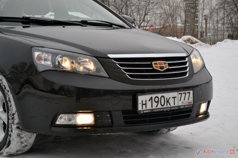 В черном цвете Emgrand смотрится наиболее выигрышно. Черная окантовка решетки радиатора и черные «внутренности» фар так меньше выделяются