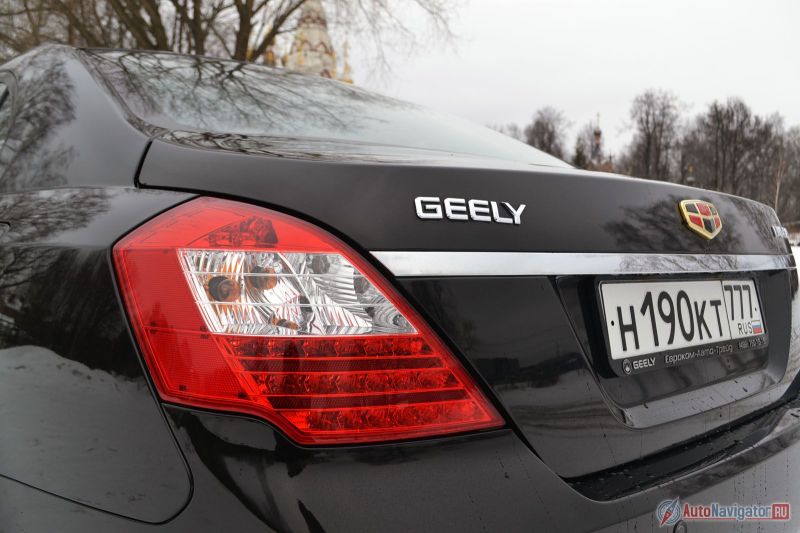 Задние фонари и багажник явно в стиле предыдущего Mercedes S-Class. С такого ракурса выглядит очень даже неплохо