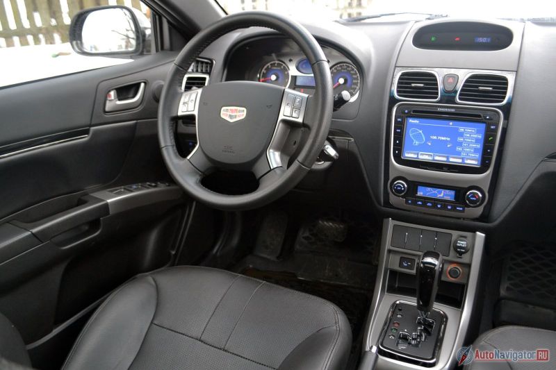 Салон не представляет из себя ничего необычного. Пластик хлипкий и все время что-то где-то трещит и похрустывает. Руль регулируется только по углу наклона, а для ног очень мало места – вытянуть левую ногу в дальней дороге не получится, колено всегда согнуто