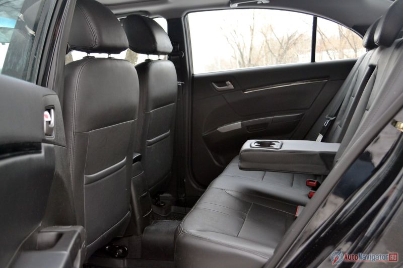 Сзади места действительно много, подлокотник с подстаканниками на месте, карманы в спинках передних сидений есть. Для полного счастья не хватает индивидуальных дефлекторов обдува