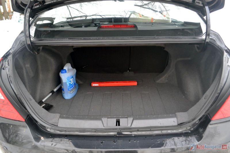 Объем багажника около 680 литров, но пространство организованно неудобно – много разных выпуклостей, а петли при закрытом багажнике съедают очень много места. Под полом полноразмерная запаска
