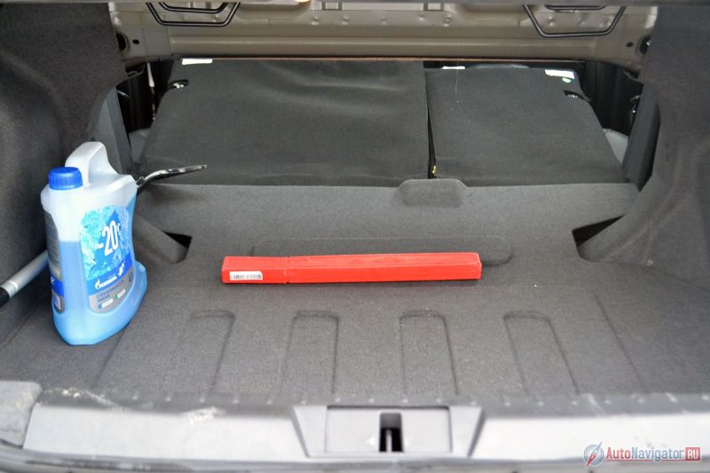 Сиденья складываются, но лючка для длинномеров нет. Кроме того, проем между багажником и салоном овальный. Никаких крючков, петелек и кармашков для крепления груза не предусмотрено