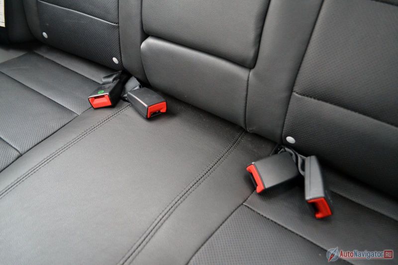 Четыре замка для ремня безопасности тут неспроста. Крайние пассажиры пристегиваются традиционно, а средний – с помощью двух креплений на одном ремне. Крепления Isofix есть. Сиденья плоские, так что втроем вполне можно ехать
