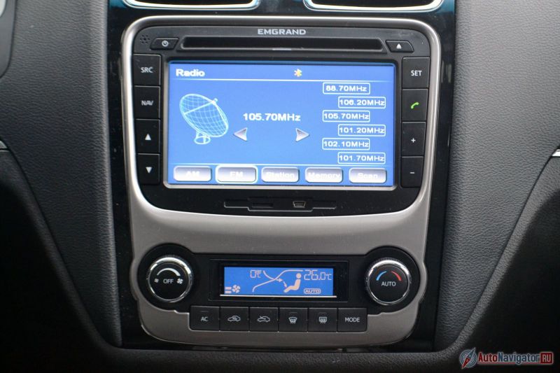 Мультимедийная система довольно тривиальная. Есть слот для SD-карты с навигацией, но в России эта опция недоступна. Телефон можно подключить по Bluetooth, но музыка так не читается, можно только разговаривать. Нетрадиционен разъем mini-USB, хорошо, что в бардачке есть два провода-переходника с mini-USB на USB