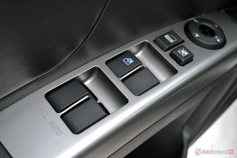 Примечательно, что все стеклоподъемники автоматические, то есть закрываются/открываются по одному нажатию. Даже у японцев это редкость