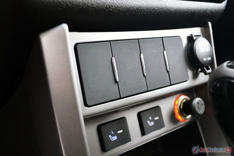 Комплектация максимальная, а на центральной консоли четыре заглушки. Очень несолидно. Подогрев передних сидений одоноступечатый, то есть либо греет, либо нет. Более того, спираль вшита только в сидушку, кожаная спинка остается ледяной в мороз