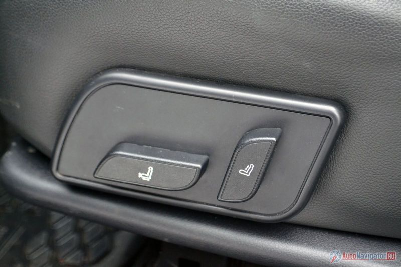 У водителя сиденье с элетроприводом, но без памяти, а у пассажира все регулировки механические