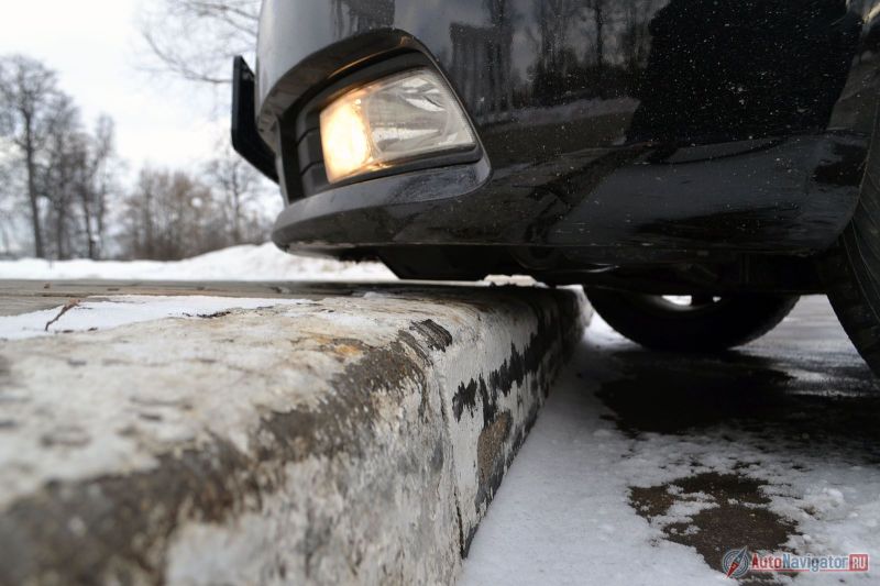 Клиренс – 16 см, парковаться у бордюров можно, не боясь за бампер