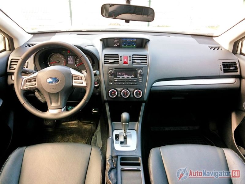 Передняя панель отделана качественным мягким пластиков и декорирована вставками серебристого цвета