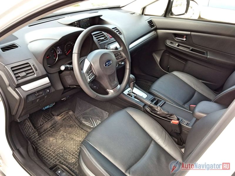 Переднюю часть салоне нельзя назвать ни тесной, ни просторной: места здесь ровно столько, сколько необходимо