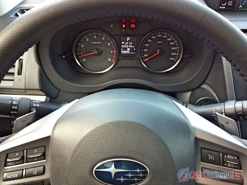 Позади руля размещены «лепестки» переключения виртуальных передач